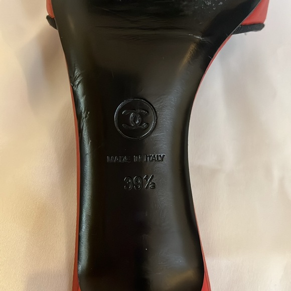 Beautiful red Chanel slip ons with black bows - size 39 1/2 - good condition - Picture 11 of 12